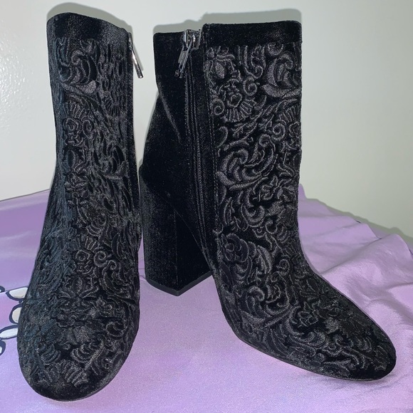 🦋SALE🦋 Wovella Ankle Boot - Picture 2 of 9